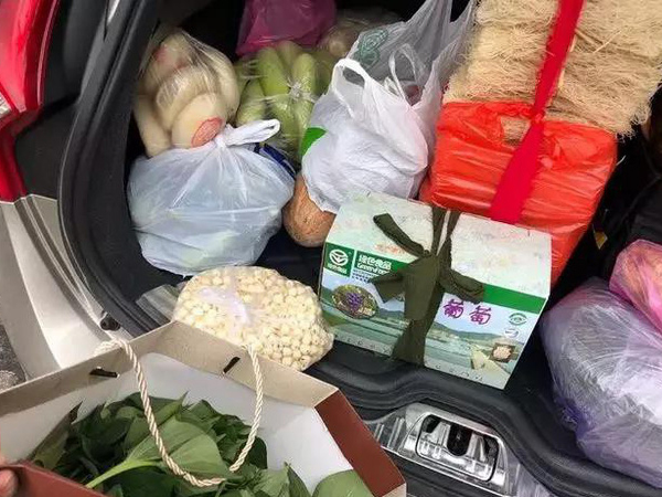 Sinh viên khắp nơi khoe đồ tiếp tế của cha mẹ: Nhà có gì ngon nhất là gửi hết cho con cái