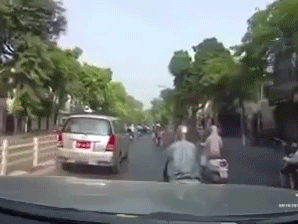 Video: Ninja bị ô tô húc văng cả người cả xe, may sao có nội công thâm hậu nên không hề ngã