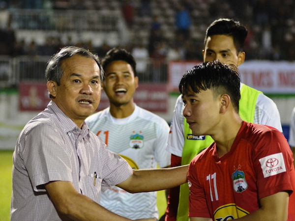 Bầu Đức và cái giá phải trả cho người tiên phong