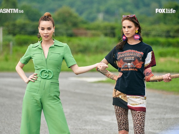 Clip: Hồ Ngọc Hà xuất hiện đẳng cấp, lăn xả thị phạm thí sinh Asia's Next Top Model 2018