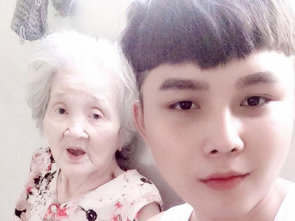 Hai bà cháu trong series clip đút cơm cho bà ngoại 'Công chúa' U90 siêu dễ thương đã qua đời, CĐM vô cùng xót thương