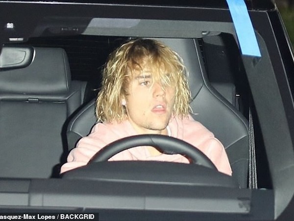 Justin Bieber lặng lẽ tới nhà thờ khi biết tin Selena đang điều trị ở bệnh viện tâm thần