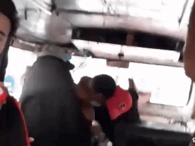 Màn đánh ghen gây thót tim: Chồng để bồ ngồi lên đùi trong lúc lái xe buýt, vợ lên đánh thì bị tấn công ngược
