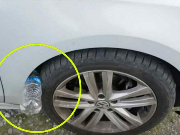 Nếu thấy lốp xe ô tô của bạn có nhét 1 chai nhựa, đừng chạm vào, hãy báo cảnh sát ngay