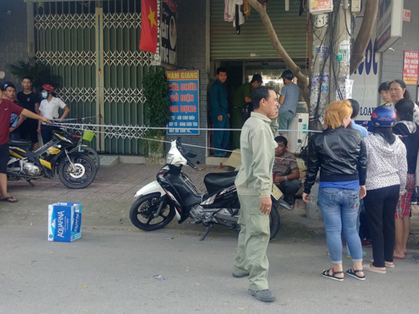 Người đàn ông bán vé số gục chết trước cửa tiệm thuốc tây