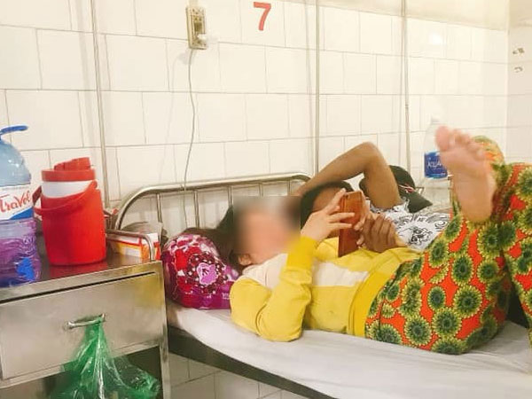 Nhức mắt với chị gái giường bên vừa ở bẩn vừa vô ý, lại còn 'tí toáy' với bồ ngay trong bệnh viện