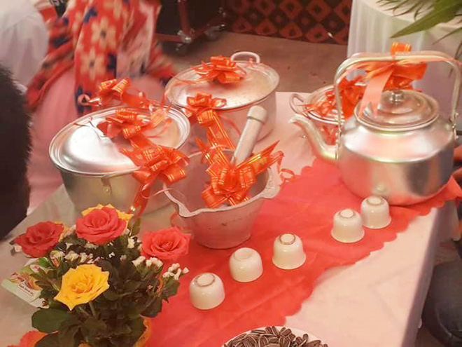 Quà cưới như thời 'ông bà anh' của hội bạn thân lầy lội, tặng cả xoong nồi chày cối không thiếu thứ gì