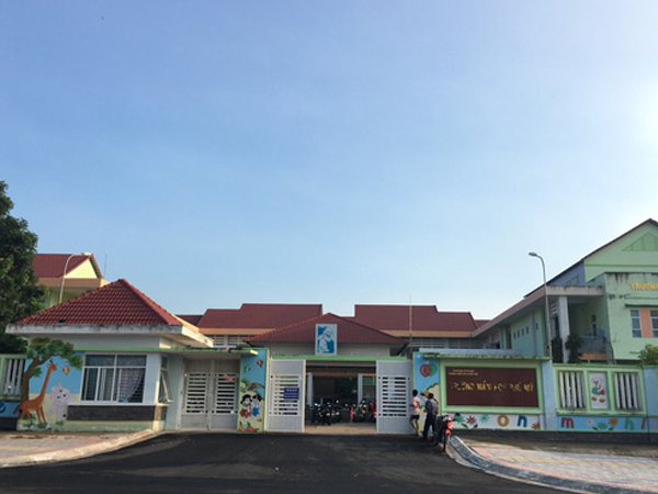 Trường mầm non cho trẻ ăn cơm mốc, đầu cá?