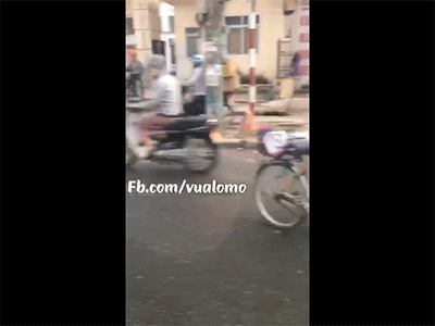 Video: Cụ ông cầm gậy và dao phay đồng thời thổi còi inh ỏi để sang đường cho chắc