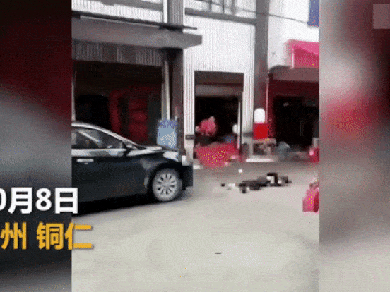 Cãi nhau, người đàn ông nhẫn tâm lái xe chèn qua người vợ tới 3 lần
