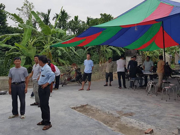 Chém người nguy kịch, nhóm côn đồ cầm hung khí chặn cửa siêu thị không cho cứu chữa