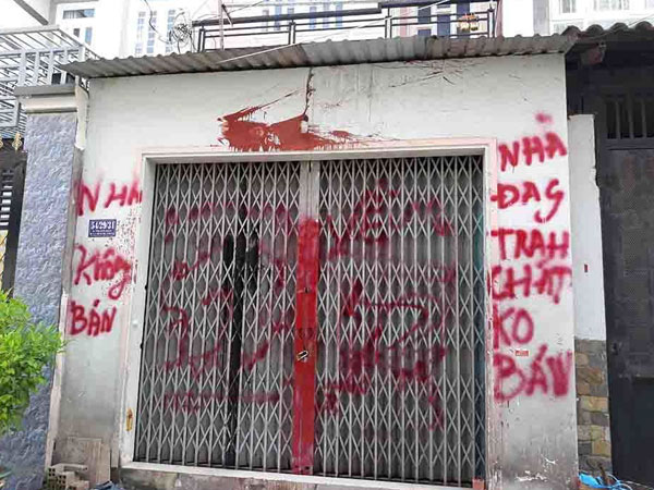 Cô giáo bị ‘khủng bố’, phải viết đơn xin giang hồ để được đi dạy