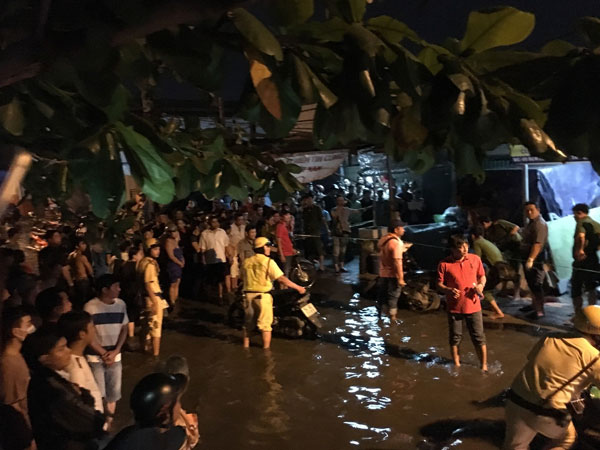 Hai đối tượng dùng hung khí truy sát thanh niên tử vong trên đường phố Sài Gòn