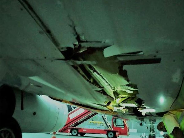 Máy bay chở 136 hành khách đâm trúng tường vẫn vô tư cất cánh