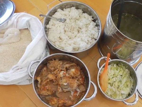 Phụ huynh 'lọt' được vào trường và chứng kiến con ăn cơm mốc: Do gạo ruộng, không hóa chất?