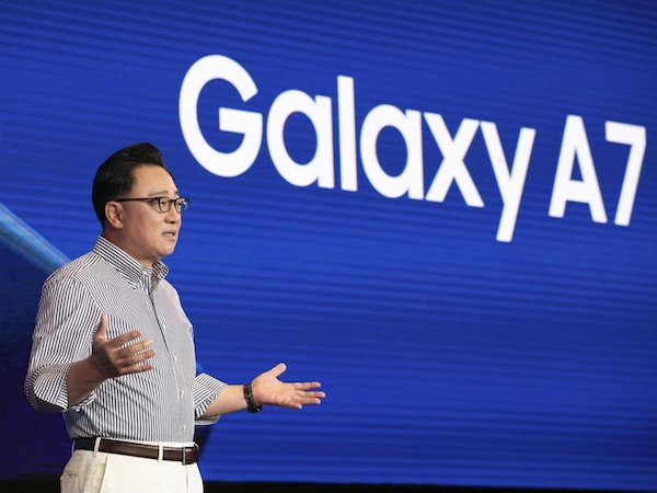 Sếp Samsung: Điện thoại bẻ cong đa nhiệm như máy tính bảng nhưng gấp gọn lại được