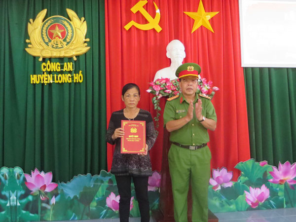 Thăng cấp hàm cho thiếu úy tử vong do 'ngộ độc ma túy' khi phá án