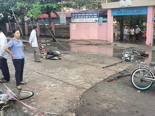 Long An: Thương tâm nhóm học sinh bị dây điện rớt trúng khi sét đánh, 2 em chết, 4 em bị thương ngay trước cổng trường
