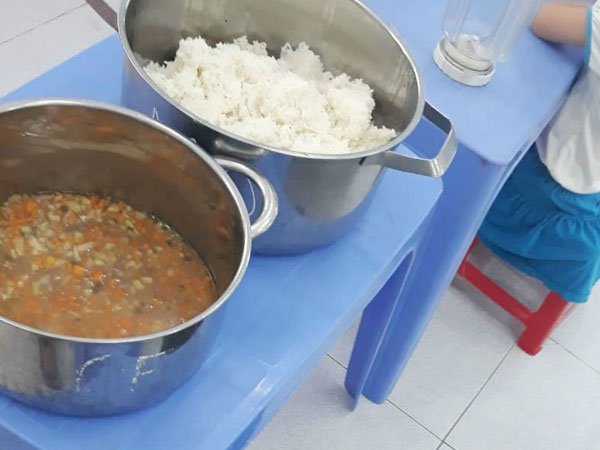 Vụ trẻ ăn cơm mốc, đầu cá: 11 giáo viên tố cáo hiệu trưởng