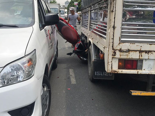 Xe máy 'kẹp' 3 va chạm với xe tải và taxi, 3 nam sinh người bị ngã, người lọt gầm ô tô chấn thương
