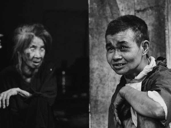 Ở Hà Nội, có một người mẹ mù gần 90 tuổi vẫn ngày đêm chăm đứa con gái 'điên': Còn sống được lúc nào, thì tôi còn nuôi nó