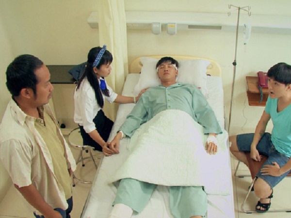 Phim Cung đường tội lỗi tập 21: Làm quá sức, Quân gặp tai nạn gãy chân ở công trường