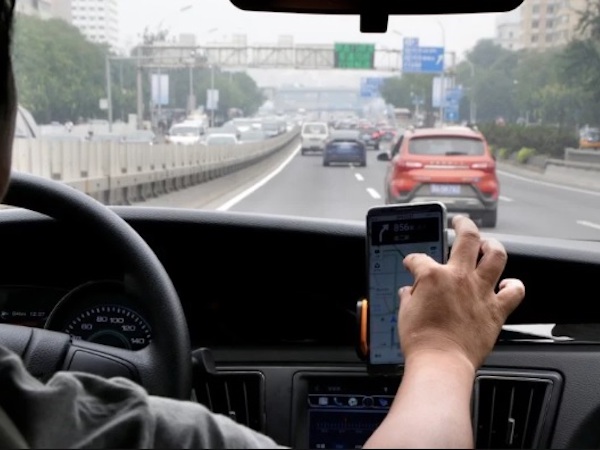TQ: Uống nước đóng chai miễn phí trên taxi, phát hiện điều kinh tởm