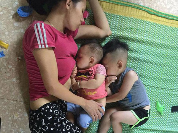 Bài thơ con gửi mẹ mới sinh em bé bất ngờ được chia sẻ lại, trái tim những mẹ hai con nhói đau