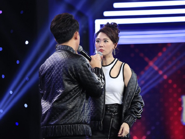 Giọng ca bí ẩn tập 10: Hari Won 'chơi ngu' khiến Trấn Thành bị chấn thương ngay khi đang ghi hình