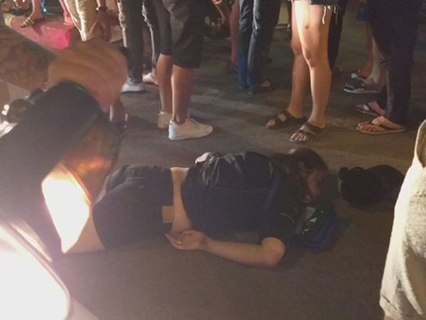 Hà Nội: Cô gái đi xe máy bị ô tô cố vượt đèn đỏ đâm trọng thương