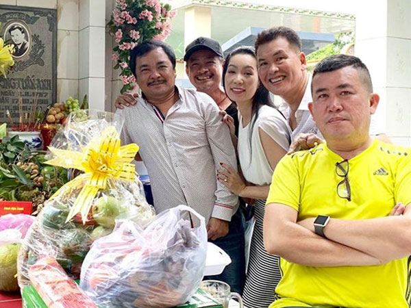 Kim Chi, Phước Sang và nhiều nghệ sĩ tới viếng mộ Lê Công Tuấn Anh