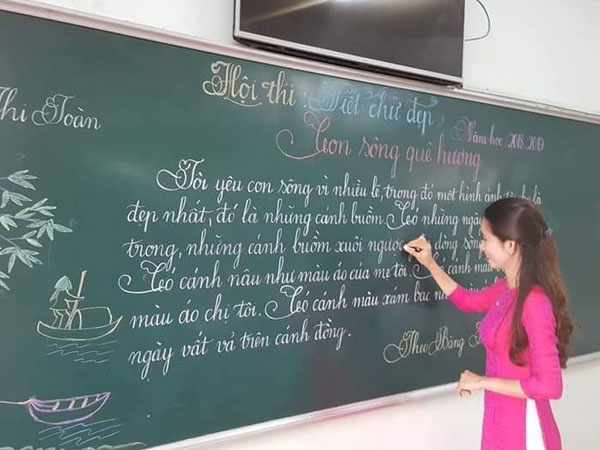 Khi giáo viên tiểu học đi thi viết chữ đẹp: Không máy in hay font chữ xịn sò nào có thể sánh ngang với bàn tay cô giáo!