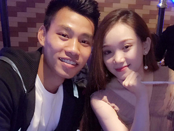 Kỉ niệm 3 năm yêu, cầu thủ Văn Thanh và bạn gái xinh đẹp 'show' tình yêu mật ngọt khiến bao người ghen tị