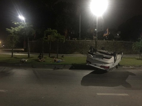 Ô tô trắng lật giữa đường, nhưng 3 người đàn ông nằm bên cạnh mới là điểm gây chú ý