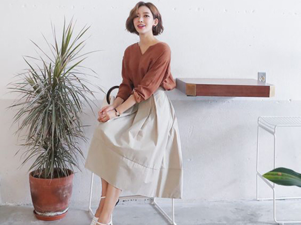 Phối chân váy kaki hợp mốt mùa thu cho nàng công sở
