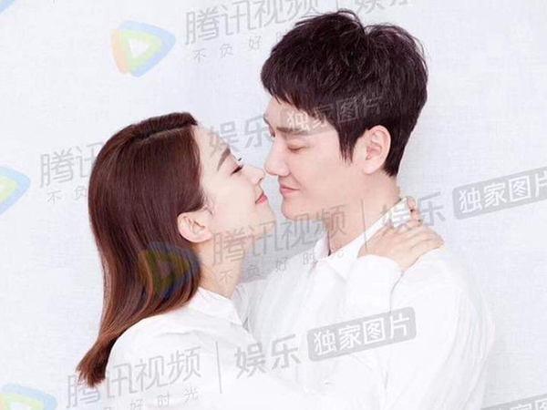 Sau thông báo chính thức là vợ chồng, Phùng Thiệu Phong lại tiếp tục thể hiện hành động ngọt ngào khi gọi Triệu Lệ Dĩnh là 'bà xã'