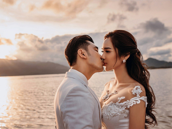 Ưng Hoàng Phúc 'khoá môi' bà xã Kim Cương ngọt ngào trong bộ ảnh cưới, đã ấn định ngày cử hành hôn lễ