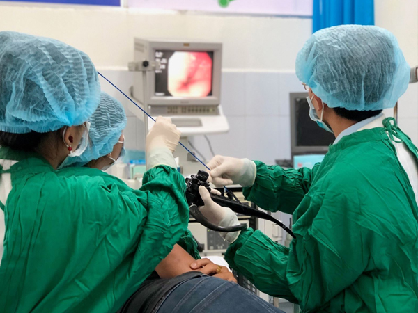 Uống nước khi đang xỉa răng, nam thanh niên bị cây tăm đâm xuyên dạ dày