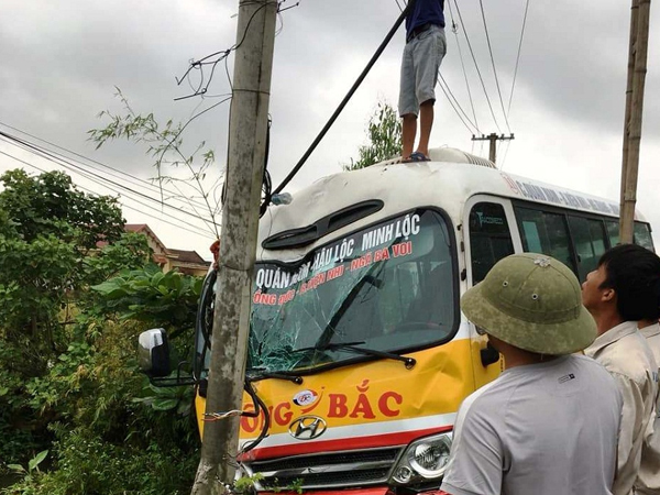 Xe buýt đâm gãy cột điện sau va chạm, hành khách hoảng loạn