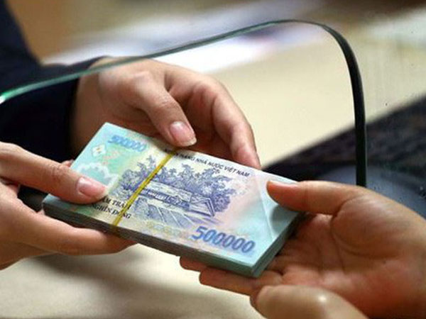Đổ xô cho vay tiêu dùng: Nghẹt thở với lãi suất!