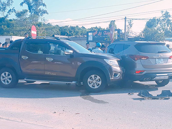 Hai nhóm giang hồ tông ôtô vào nhau, rút súng hỗn chiến