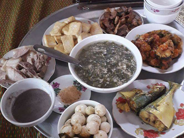 Khoe mâm cơm đầy ắp món ngon, vợ trẻ vẫn bị chị em chê trách vì thiếu một món rẻ tiền nhưng cực quan trọng