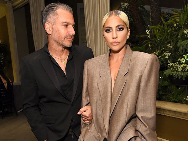 Lady Gaga lần đầu tiết lộ đã đính hôn với bạn trai hơn 17 tuổi