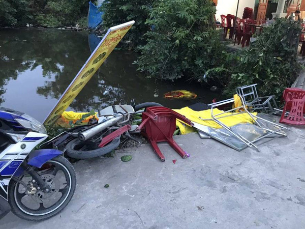 Lái xe ôtô đâm vào đám tang khiến 8 người bị thương rồi bỏ trốn