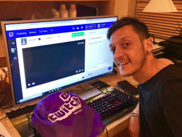 Mesut Ozil tập làm streamer game
