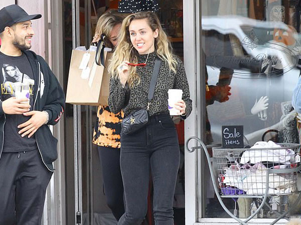 Miley Cyrus bị nghi đã mang thai con đầu lòng khi được bắt gặp đi sắm đồ em bé