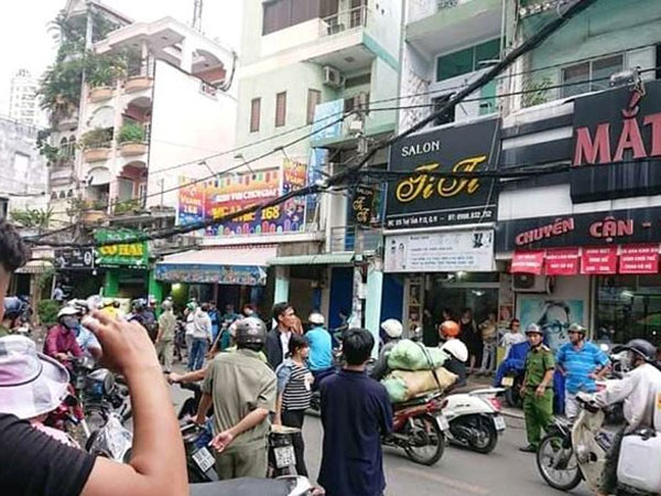 Nghi can cướp giật dùng mảnh kính doạ tự tử khi bị công an truy bắt