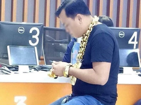 Người đàn ông tự nhận lúc nào cũng đeo 8kg vàng trên người khiến MXH xôn xao