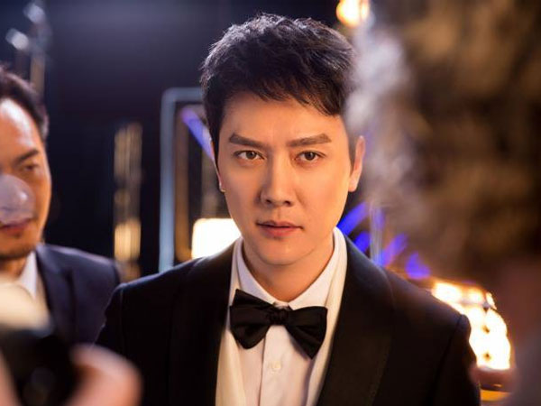 Phùng Thiệu Phong 'danh gia vọng tộc' đến thế nào mà dân tình cho rằng Triệu Lệ Dĩnh 'bắt được vàng'?