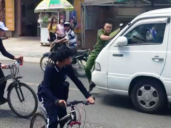 Tài xế húc công an trên phố khi đi vào đường cấm ra trình diện